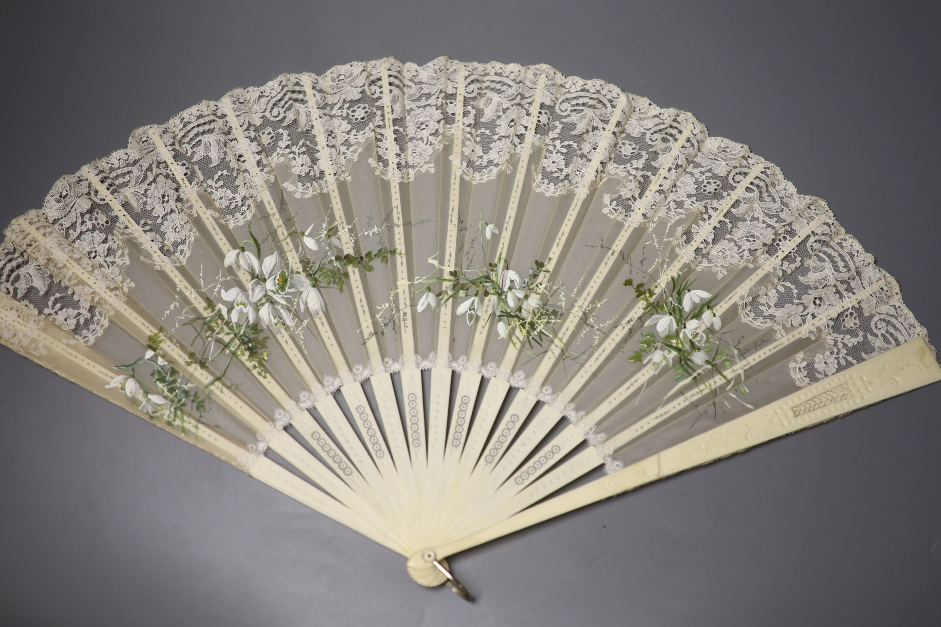 A quantity of mixed fans including a black Chantilly lace fan